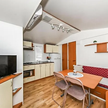Stunning Home In Sveti Filip I Jakov With Wifi Feriehus