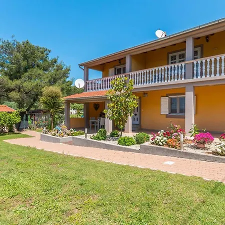 Feriehus Stunning Home In Sveti Filip I Jakov With Wifi