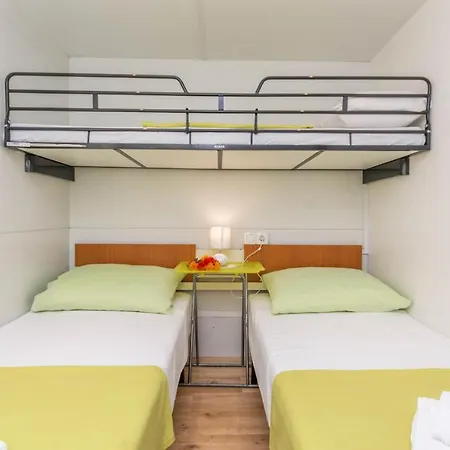 Feriehus Stunning Home In Sveti Filip I Jakov With Wifi *