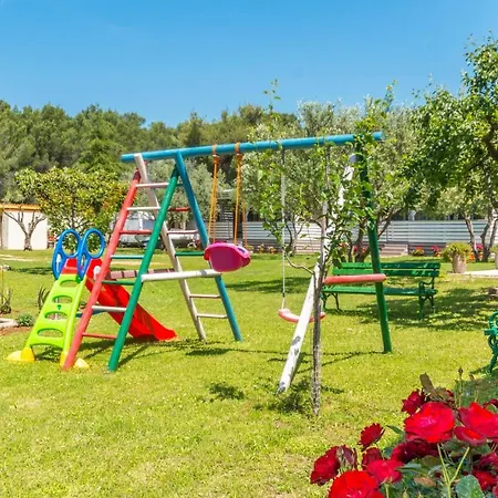 Stunning Home In Sveti Filip I Jakov With Wifi