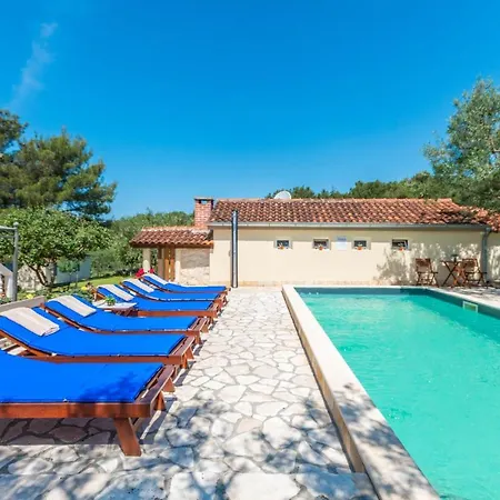 Stunning Home In Sveti Filip I Jakov With Wifi