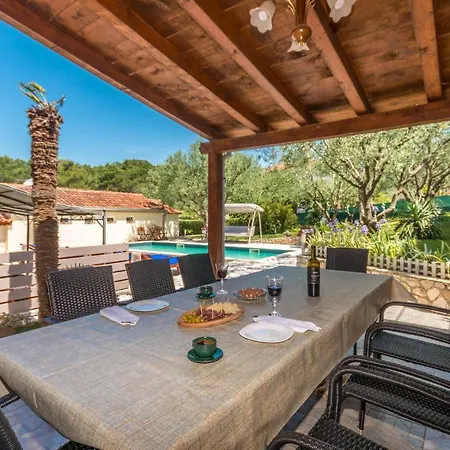 Feriehus Stunning Home In Sveti Filip I Jakov With Wifi *
