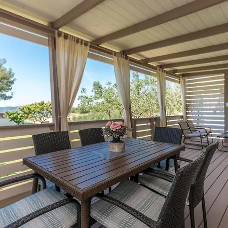 Stunning Home In Sveti Filip I Jakov With Wifi *