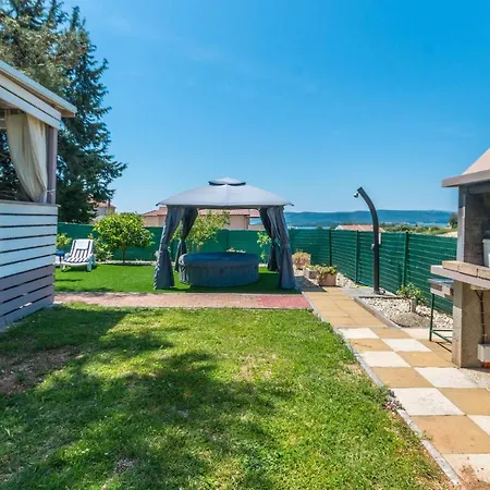 Feriehus Stunning Home In Sveti Filip I Jakov With Wifi